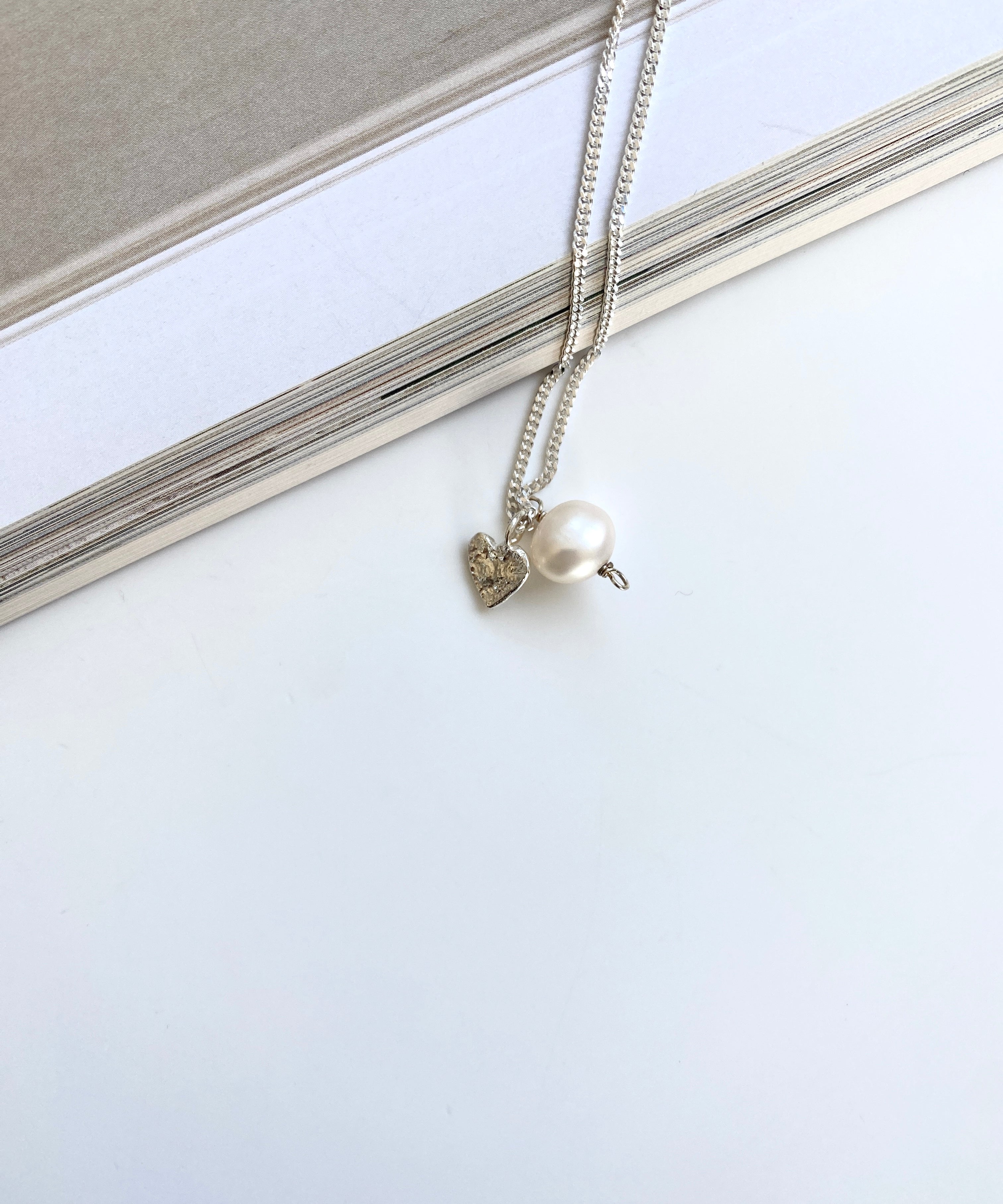 Burning heart pearl necklace